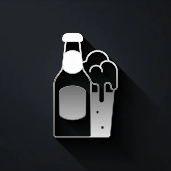 Siyah arka planda izole edilmiş gümüş bira şişesi ve cam ikon. Alkol içeceği sembolü. Uzun gölge tarzı. Vektör — Stok Vektör