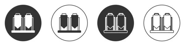 Черные традиционные пивоваренные сосуды в пивоваренной иконе изолированы на белом фоне. Процесс пивоварения. Завод по производству спирта, пивоварня. Круглая кнопка. Вектор — стоковый вектор