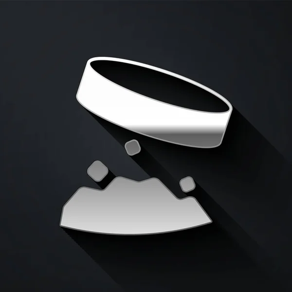 Ezüst Óriás mágnes kezében vas por ikon elszigetelt fekete alapon. Hosszú árnyék stílus. Vektor — Stock Vector