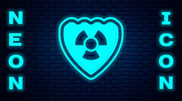 Brillante neón Radioactivo en el icono del escudo aislado en el fondo de la pared de ladrillo. Símbolo tóxico radiactivo. Señal de peligro de radiación. Vector — Vector de stock