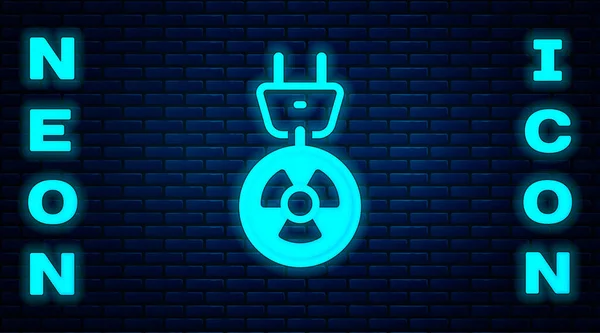 Glödande neon Strålning elektrisk plugg ikon isolerad på tegel vägg bakgrund. Kärnenergi. Vektor — Stock vektor