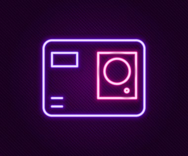 Parlayan neon hattı Eylem aşırı kamera simgesi siyah arkaplanda izole edildi. Ekstrem sporları çekmek için video kamera ekipmanı. Renkli taslak konsepti. Vektör