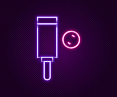 Parlak neon çizgisi, tahta kriket sopası ve top ikonu siyah arka planda izole edilmiş. Renkli taslak konsepti. Vektör