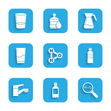 H2O, şişe su, musluk, bardak, sürahi cam ve ikon için kimyasal formül ayarlayın. Vektör