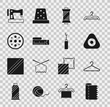 Tekstil kumaş rulosunu, elbise dolabını, tebeşiri, makaradaki ipliği, mezura ölçüsünü, düğmeyi, makine ve Awl araç simgesini ayarlayın. Vektör