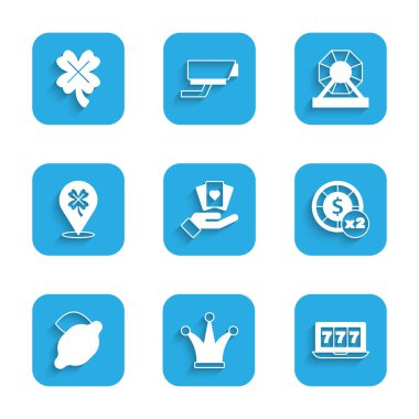 El ele oyun kartları, Joker, Online kumar makinesi, büyük ikramiye, kumarhane fişleri, limon, yonca, piyango ve ikon. Vektör