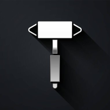 Gümüş İtfaiyeci baltası simgesi siyah arka planda izole edildi. Yangın baltası. Uzun gölge tarzı. Vektör.