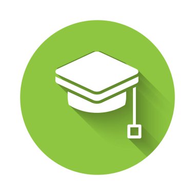 Beyaz mezuniyet şapkası simgesi uzun gölgeli izole edilmiş. Tassel ikonlu mezuniyet şapkası. Yeşil daire düğmesi. Vektör.