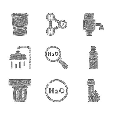 H2O için kimyasal formül, su damlası, şişe, cam, duş başlığı, mekanik pompa ve simge ile test tüpü ayarlayın. Vektör