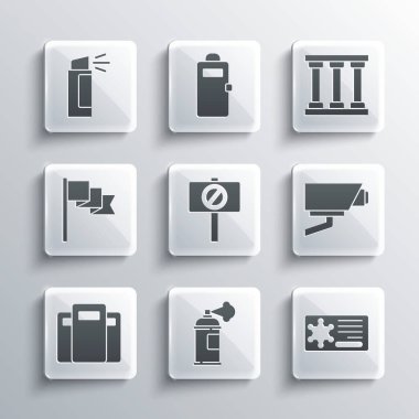 Boya spreyi, polis rozeti, güvenlik kamerası, protesto, saldırı kalkanı, yer işareti, Pepper ve hapishane pencere simgesi. Vektör