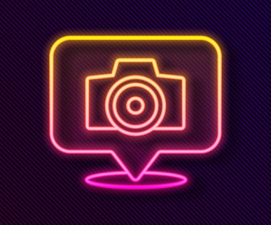 Parlayan neon hattı fotoğraf makinesi simgesi siyah arkaplanda izole edildi. Foto kamera. Dijital fotoğrafçılık. Vektör.