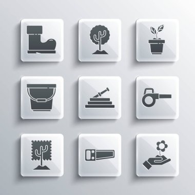 El testeresi, elinde çiçek, yapraklı bahçe üfleyici, bahçe hortumu ya da yangın hortumu, ağaç, kova, su geçirmez lastik bot ve saksı ikonu. Vektör