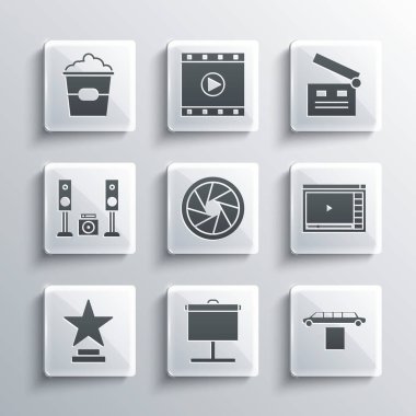 Projeksiyon ekranı, limuzin arabası ve halı, çevrimiçi oyun videosu, kamera deklanşörü, film ödülü, iki hoparlörlü ev teybi, patlamış mısır kutusu ve klaket ikonu. Vektör
