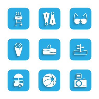 Okyanus dalgasında köpekbalığı yüzgeci, plaj topu, ışıklı fotoğraf makinesi, trafik işareti, Fast Street yemek arabası, dondurma külahı, gözlük ve ızgara ikonu. Vektör