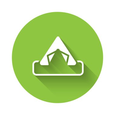 Uzun gölgeli beyaz turist çadırı ikonu. Kamp sembolü. Yeşil daire düğmesi. Vektör.