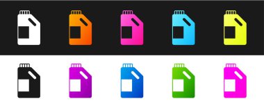 Plastik şişeyi çamaşır deterjanı, çamaşır suyu, bulaşık deterjanı ya da siyah beyaz arka planda izole edilmiş başka bir temizlik malzemesi için ayarla. Vektör