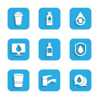 Bir şişe su, su musluğu, konuşma baloncukları, su geçirmez cam, konum, temiz su geri dönüşümü ve filtre kartuş simgesi. Vektör