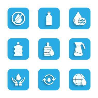 Büyük şişeyi temiz suyla, geri dönüşüm suyuyla, Dünya gezegenini damla damla, sürahi bardakla, el yıkama sabunuyla ve yasaklanmış su ikonuyla doldurun. Vektör