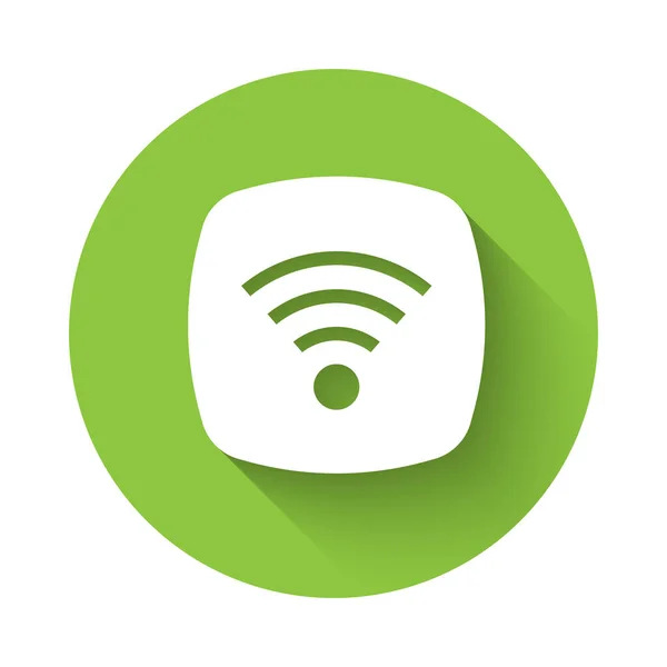 Ícone de símbolo de rede de internet sem fio Wi-Fi branco isolado com sombra longa. Botão de círculo verde. Vetor — Vetor de Stock