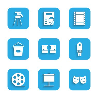 Stacks kağıt para, projeksiyon ekranı, komedi ve trajedi maskeleri, USB flash disk, film makarası, kutuda patlamış mısır, Video ve Tripod simgesi. Vektör