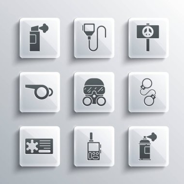 Telsiz, boya spreyi, kelepçe, gaz maskesi, polis rozeti, düdük, biber ve barış ikonu. Vektör