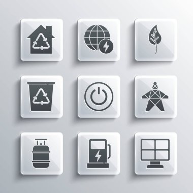 Elektrikli araba şarj istasyonu, güneş enerjisi paneli, kule, güç düğmesi, propan benzin deposu, geri dönüşümlü geri dönüşümlü geri dönüşüm kutusu, Eco House geri dönüşümü ve Yaprak veya yaprak ikonu ayarla. Vektör