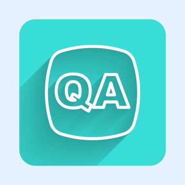 Soru ve Yanıt simgesiyle uzun gölgeli beyaz çizgi konuşma baloncukları. Q ve A sembolü. SSS işareti. Konuşma balonu ve çizelgesi. Yeşil kare düğmesi. Vektör