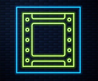 Parlayan neon hattı Play Video simgesi tuğla duvar arka planında izole edildi. Film şeridi tabelası. Vektör