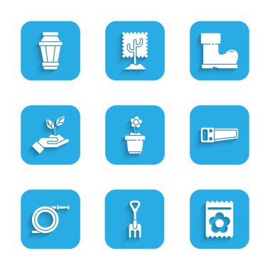 Saksıda çiçek, bahçe tırmığı, tohum tohumu, el testeresi, hortum ya da yangın hortumu, bitki eli çevresi, su geçirmez lastik bot ve lamba ikonu. Vektör