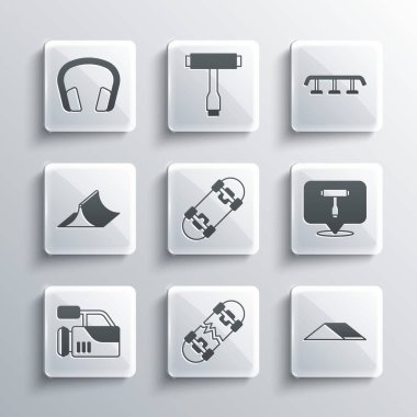 Kırık kaykay, kaykay parkı, kaykay T aracı, sinema kamerası, kulaklıklar ve demiryolu ikonlu merdivenler. Vektör