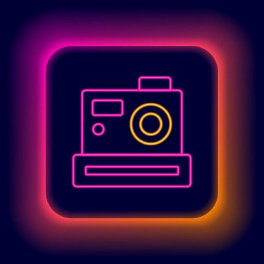 Parlayan neon hattı fotoğraf makinesi simgesi siyah arkaplanda izole edildi. Foto kamera. Dijital fotoğrafçılık. Renkli taslak konsepti. Vektör