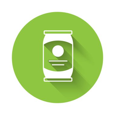 Beyaz bira ikonu uzun gölge arkaplan ile izole edilebilir. Yeşil daire düğmesi. Vektör