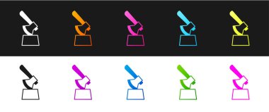 Tahta baltayı siyah beyaz arka planda izole edilmiş kütük simgesine yerleştir. Oduncu baltası. Balta tahtaya saplanmış. Odun kesiyorum. Vektör