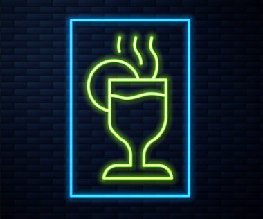Işıldayan neon hattı. Tuğla duvar arkasında izole edilmiş bir bardak içki ve malzeme ikonu ile karıştırılmış şarap. Tarçın çubuğu, karanfil, limon dilimi. Vektör.