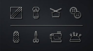 Tekstil kumaş rulosunu, dikiş ipliğini makaraya, düğmeye, makineye, makasa, fermuara, iğneye, iğneye ve örgü ikonuna ayarla. Vektör