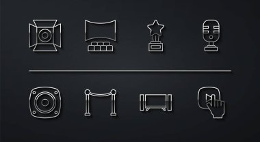 Spot ışığı, Stereo hoparlörü, Mikrofon, Smart Tv, Halat Bariyeri, Ekranlı Sinema salonu, Çevrimiçi oyun videosu ve kupa ikonu. Vektör