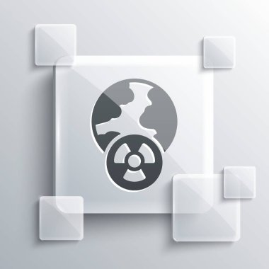 Gri Dünya gezegeni ve gri arkaplanda izole edilmiş radyasyon sembolü. Çevresel konsept. Kare cam paneller. Vektör