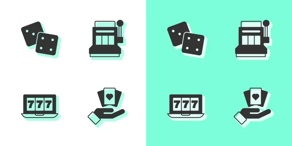 Definir mão segurando cartas de baralho, Dados do jogo, Máquina caça-níqueis online com jackpot e ícone de slot. Vetor — Vetor de Stock