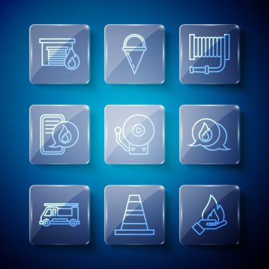 İtfaiye aracı, trafik konisi, el ele tutuşan ateş, hortum makarası, çalan alarm zili 911 'i arayan telefon, yanan garaj ve telefon ikonu. Vektör