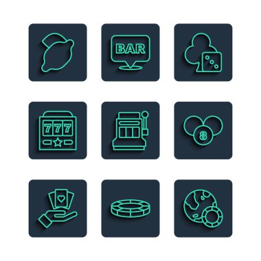 Line Hand 'in elinde iskambil fişleri, kumarhane fişleri, zar oyunu, kumar makinesi, büyük ikramiyeli, slot limonlu ve piyango tombala ikonlu. Vektör