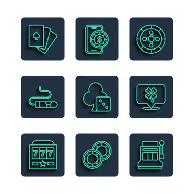 Piyango, kumarhane fişleri, rulet çarkı, zar oyunu, puro, iskambil kâğıdı ve slot yoncası ikonu içeren oyun makinesi ayarla. Vektör