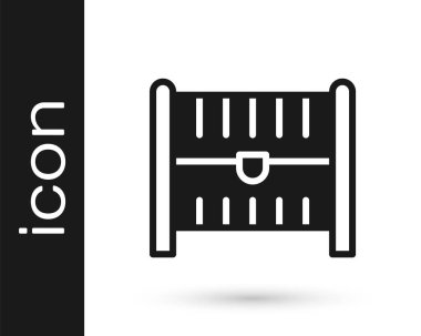 Beyaz arka planda siyah antika hazine sandığı ikonu var. Altın sikkeli klasik tahta sandık. Vektör