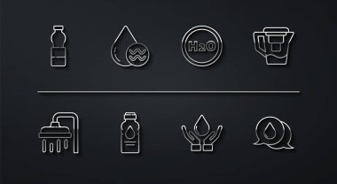 Bir şişe su, duş başlığı, filtreli su sürahisi, el yıkama sabunu, temiz su geri dönüşümü, konuşma baloncukları ve H2O ikonu için kimyasal formül. Vektör