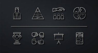 Set hattı işçisi, ödül kupası, yapboz parçası, tebeşir tahtası, proje ekibi tabanı, piramit grafikleri, telefonda sohbet mesajları ve çalışan simgesi olan patron. Vektör