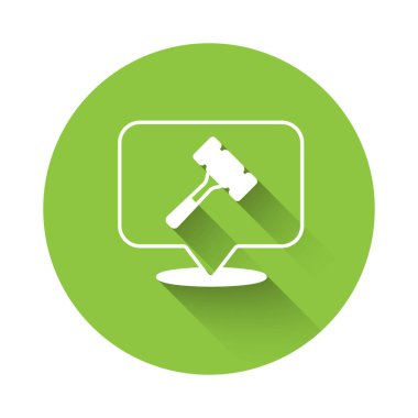 Beyaz Açık Artırma çekiç simgesi uzun gölge arkaplanı ile izole. Gavel, yargıç ya da müzayedecinin çekici. Teklif süreci, anlaştık. Açık arttırma teklifi. Yeşil daire düğmesi. Vektör