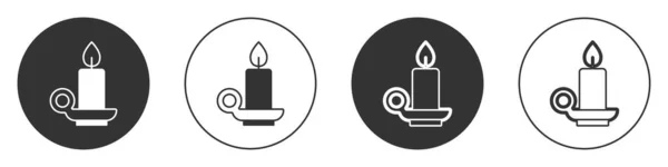 Μαύρο κερί καύση σε εικονίδιο κηροπήγιο απομονώνονται σε λευκό φόντο. Κυλινδρικό κηροπήγιο με φλεγόμενη φλόγα. Κουμπί. Διάνυσμα — Διανυσματικό Αρχείο