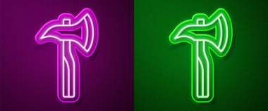 Parlayan neon hattı itfaiyeci baltası ikonu mor ve yeşil arka planda izole edildi. Yangın baltası. Vektör