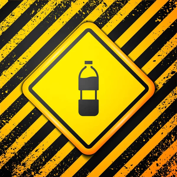 黄色の背景に隔離された水のアイコンのブラックボトル。ソーダアクアドリンクの看板。警告サインだ。ベクトル — ストックベクタ