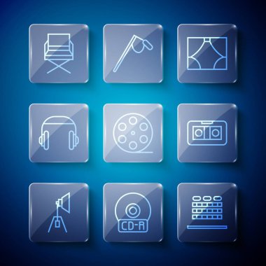 Spot ışığı, CD veya DVD diski, koltuklu sinema salonu, perde, film makarası, kulaklıklar, yönetmen koltuğu ve video kaset ikonu. Vektör