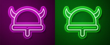 Parlayan neon hattı Viking boynuzlu miğfer ikonu ile mor ve yeşil arka planda izole edildi. Vektör